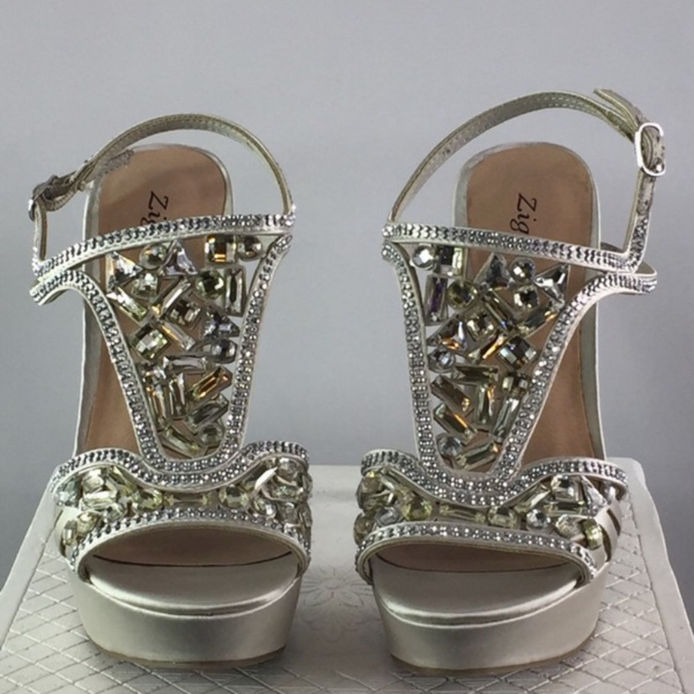 🔥 Zigi Soho Sunelle Silver Heels Size 7.5. Platform. 5” heel. They’re gorgeous.